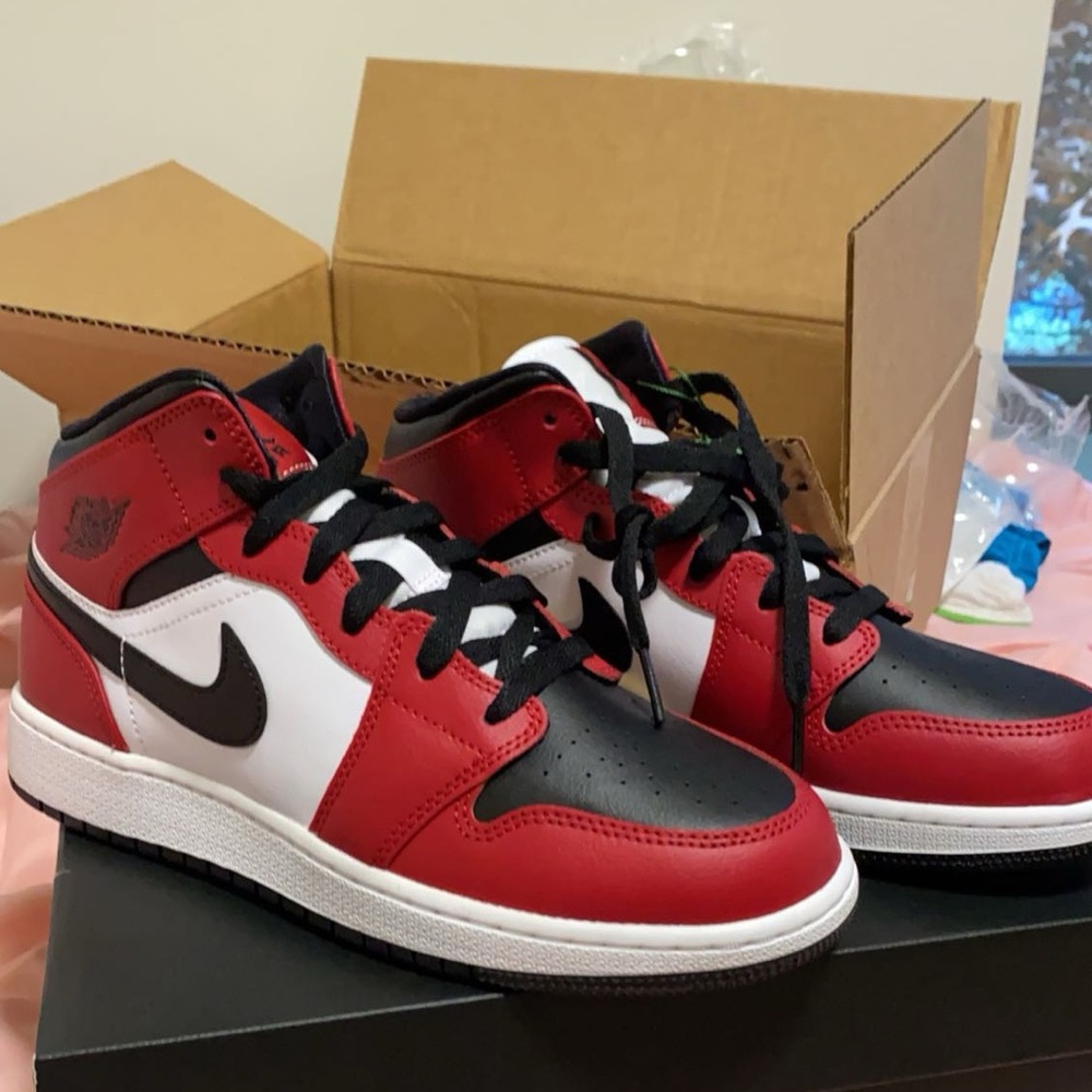 2020 Air Jordan 1 Mid GS 'Chicago Black Toe'